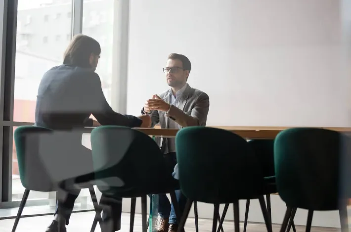 Chi assume agenti di sourcing: profili degli acquirenti e matrice decisionale